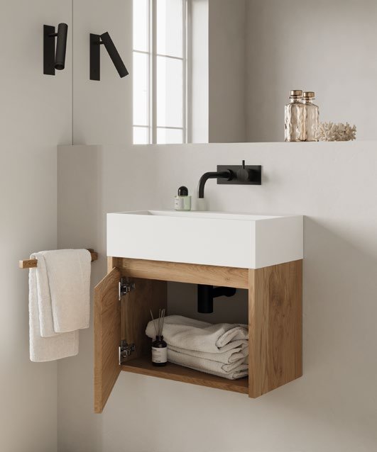 Serie Fjord - kompaktes Gästebad-Möbel in Wildeiche mit Waschtisch aus Solid Surface und geöffneter Tür