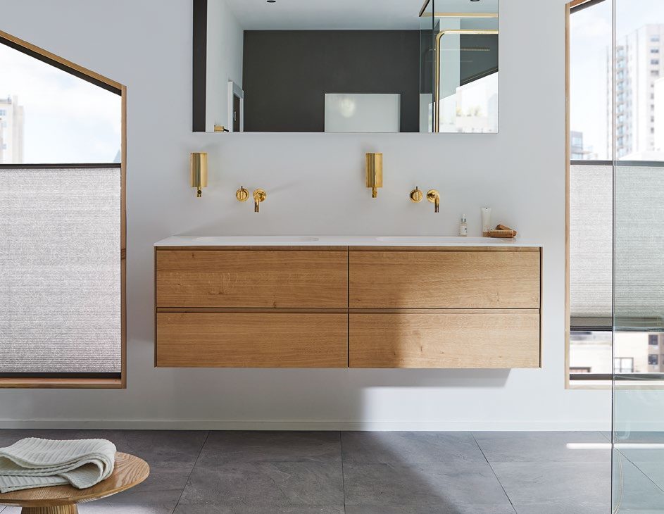 Nivo Doppelwaschtisch in Wildeiche mit goldenen Armaturen